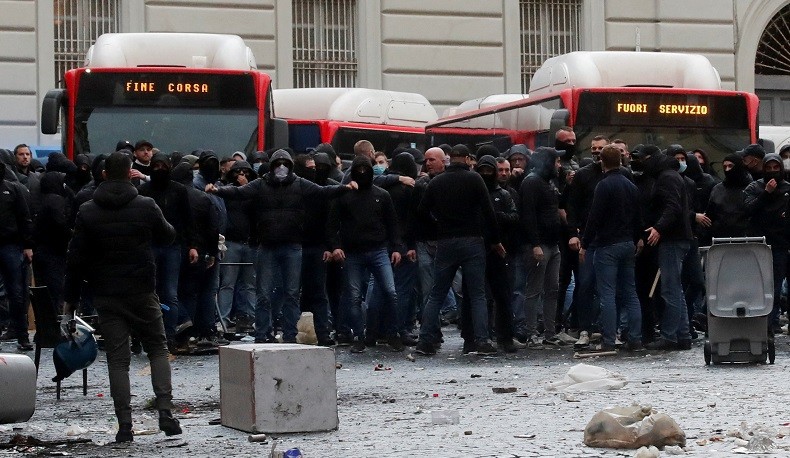 Tak Diperkenankan Masuk, Pendukung Frankfurt Bentrok dengan Polisi