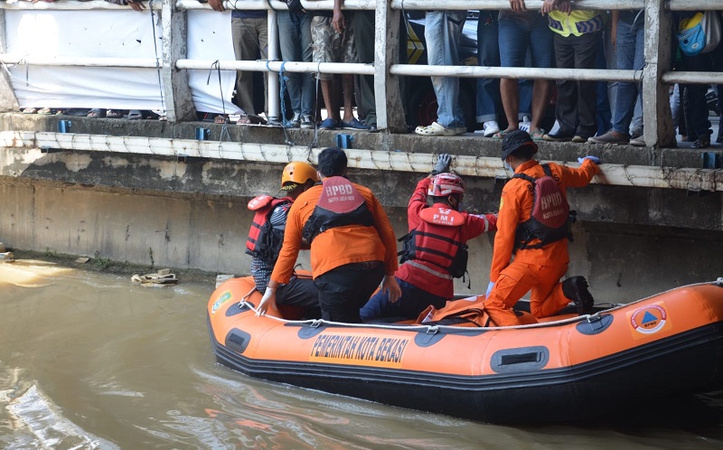 Mayat Pria Tersangkut di Kolong Jembatan Kalimalang, Badannya Penuh Tato