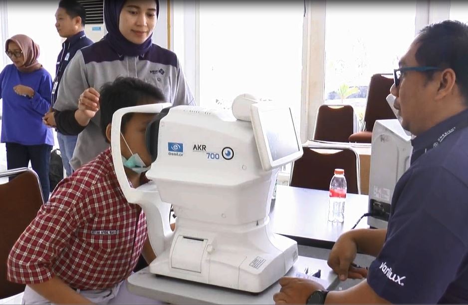 Siswa SD di Kendal Senang Dapat Kacamata Gratis dari MNC Peduli-Essilor