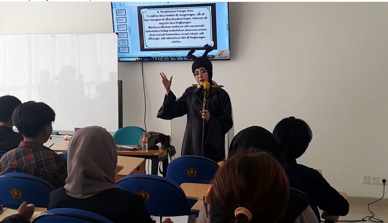 Viral Dosen Unej Pakai Cosplay Setiap Kali Mengajar, Ini Penampakannya