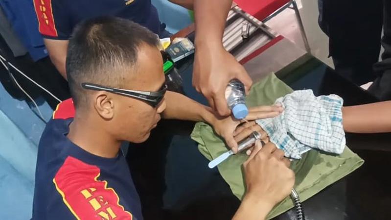 Aksi Petugas Damkar Lepas Cincin di Jari Siswa SMP Dramatis, Korban Sempat Panik