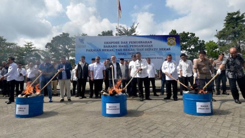 Mendag Musnahkan 730 Bal Pakaian Bekas Senilai Rp10 Miliar