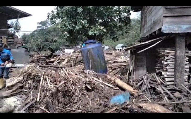 Banjir Bandang Lahat Bawa Kayu Bukti Kerusakan Hutan, Bupati Berikan Penjelasan