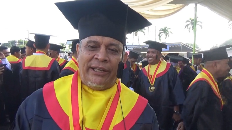 Kakek 65 Tahun Raih Titel Sarjana Hukum di Universitas Islam Jember