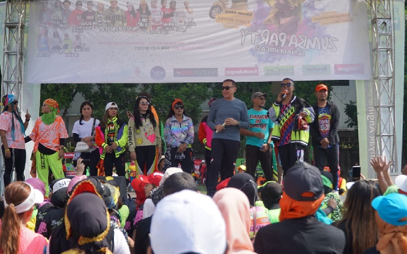 Ribuan Warga Antusias Ikut Senam Zumba Bersama Iwan Bule di Bandung