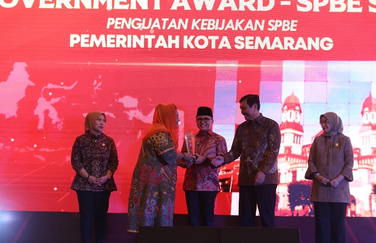Terima Penghargaan Penguatan Kebijakan SPBE, Mbak Ita: Ini Vitamin bagi Pemkot Semarang