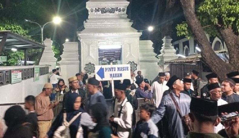 Jelang Ramadan, Kompleks Makam Sunan Ampel Dibanjiri Ribuan Peziarah