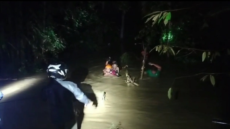 Ratusan Santri Terjebak Banjir di Polewali Mandar Dievakuasi, 1 Hanyut Terseret Arus