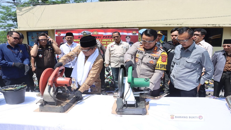 Jelang Puasa, Polres Cianjur Musnahkan Knalpot Bising dengan Digerinda