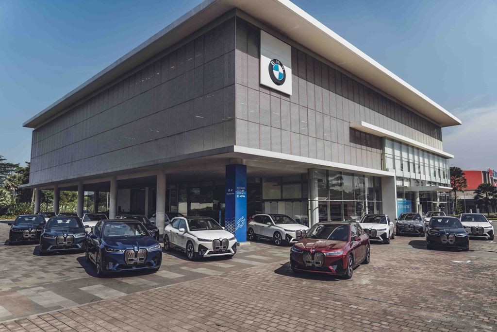Mobil Listrik Mewah BMW iX Tiba di Garasi Konsumen Pertama Indonesia