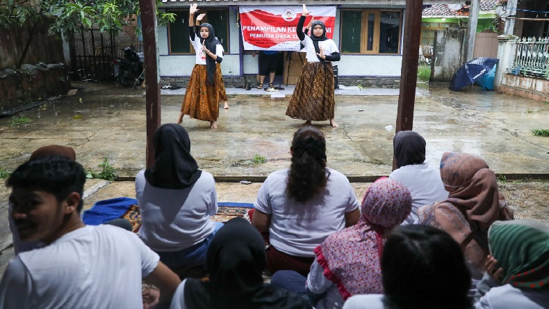 Tangkal Budaya Asing, Anak Muda Bandung Lestarikan Seni Lengser dan Jaipong