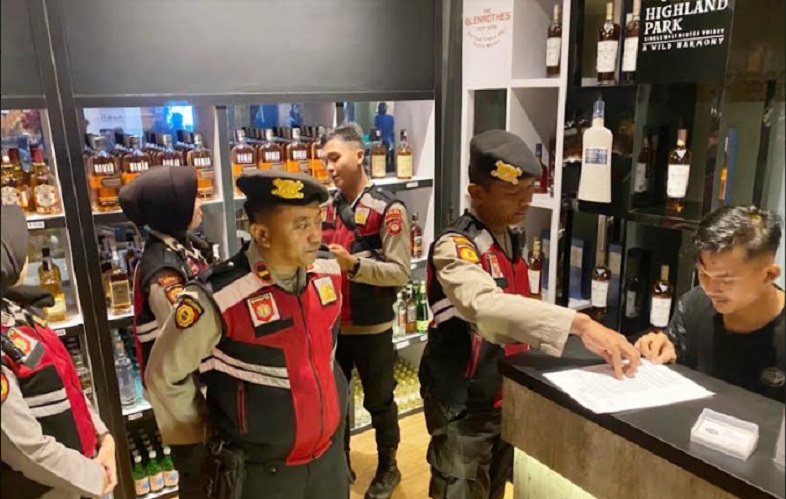 Razia Jelang Ramadhan, Polda Sumsel Sita Ribuan Miras dari Sejumlah Lokasi Hiburan Malam