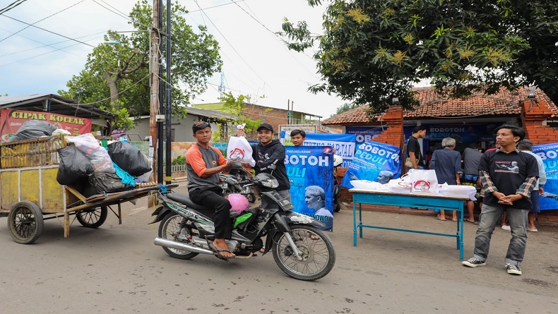 Bobotoh Bagikan Paket Makanan di Cirebon, Ajak Milenial Punya Kepedulian Sosial