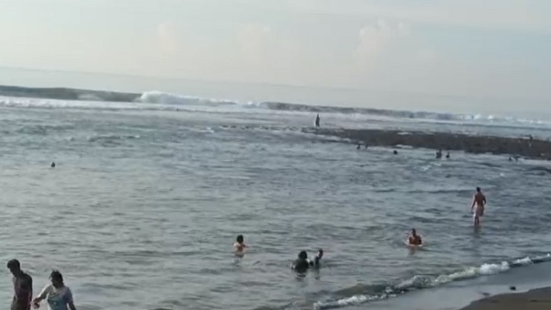 Usai Hari Raya Nyepi, Warga Gianyar Datangi Pantai untuk Ngembak Geni