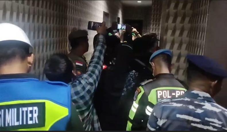 Petugas Gabungan Razia Tempat Hiburan Malam di Tegal, Pemandu Karaoke Kabur