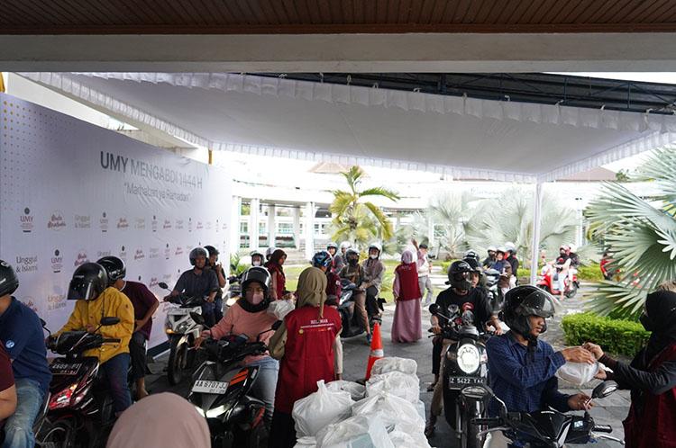 UMY Bagikan 5.000 Takjil Gratis, Haedar Nashir: Ciptakan Empati untuk Dekat ke Mahasiswa