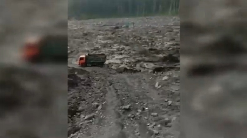 Banjir Lahar Hujan Gunung Semeru, Truk dan Ekskavator Hanyut Terseret 