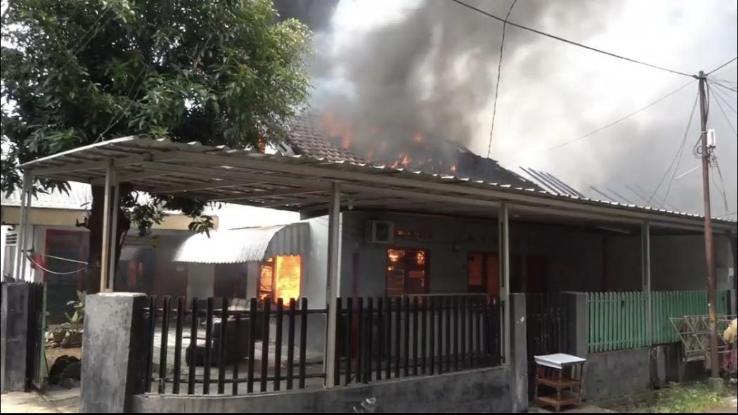 Diduga Korsleting Listrik, 10 Rumah di Kompleks TNI Jaksel Terbakar