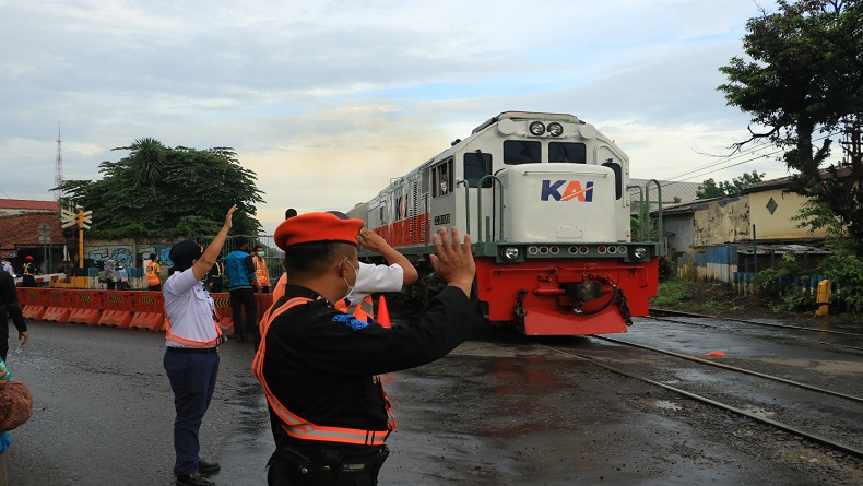 Rawan Kecelakaan, KAI Daop 2 Bandung Larang Ngabuburit di Sekitar Rel Kereta 
