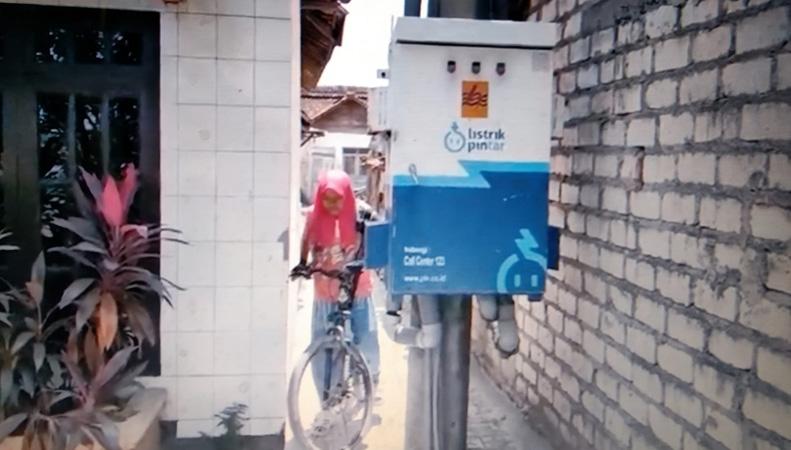 Warga di Rembang Ini Kesulitan Melintas gegara Akses Jalan Terhalang Tiang Listrik