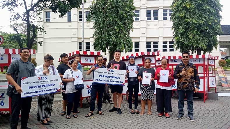 Kunjungi Solo, Chef Arnold Bagikan Gerobak dari Partai  Perindo ke UMKM