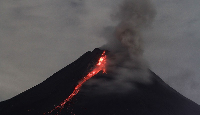 Gunung Merapi Luncurkan 29 Kali Lava Pijar, Paling Jauh 1.800 Meter