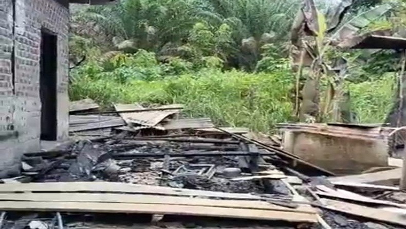 Massa Bakar Rumah Tersangka Pembunuhan Panwaslu Kelurahan di Musi Rawas