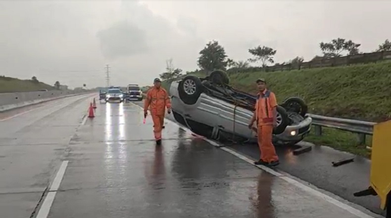 Kecelakaan di Tol Nganjuk, 2 Minibus Terbalik gegara Selip saat Hujan Deras 