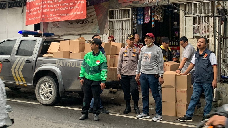 Polisi Gerebek Gudang Miras Berkedok Toko Sembako di Kalideres, Sita Ribuan Botol