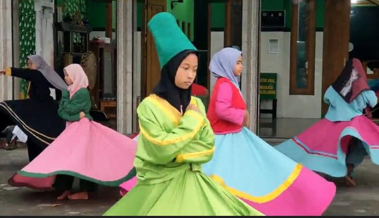 Antusiasme Santri Alhidayah Kalitawah Boyolali Berlatih Tari Sufi sambil Menunggu Buka Puasa