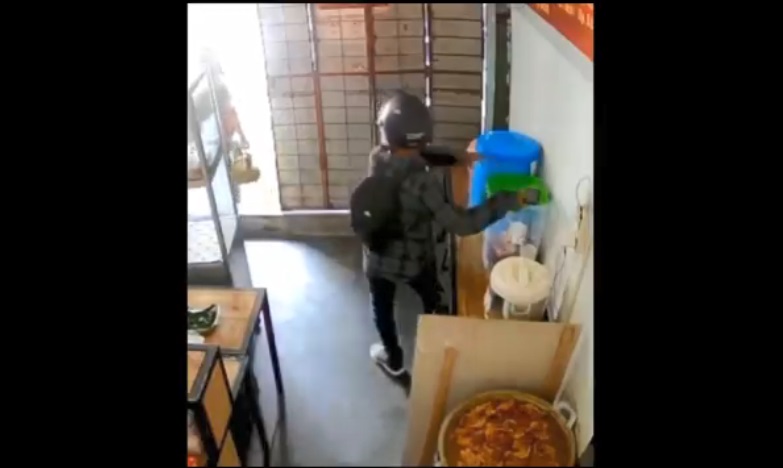 Pura-pura Beli Ayam Goreng, Pria Ini Terekam CCTV Curi Ponsel