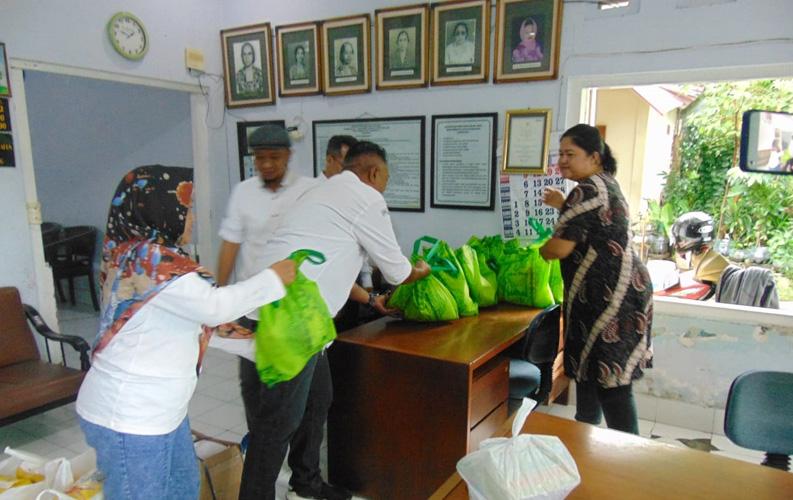 Cegah Stunting dan Gizi Buruk, Alumni SMAN 4 Solo Bagikan Ratusan Sembako ke Anak Yatim 
