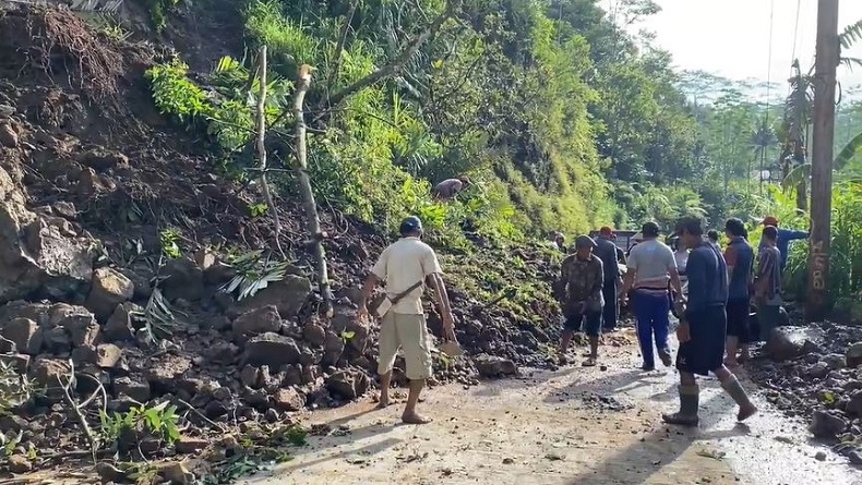Tebing Setinggi 15 Meter di Banjarnegara Longsor Tutup Akses Jalan