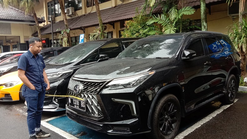 Kasus Robot Trading, Polisi Kembali Sita Mobil Crazy Rich Surabaya Wahyu Kenzo