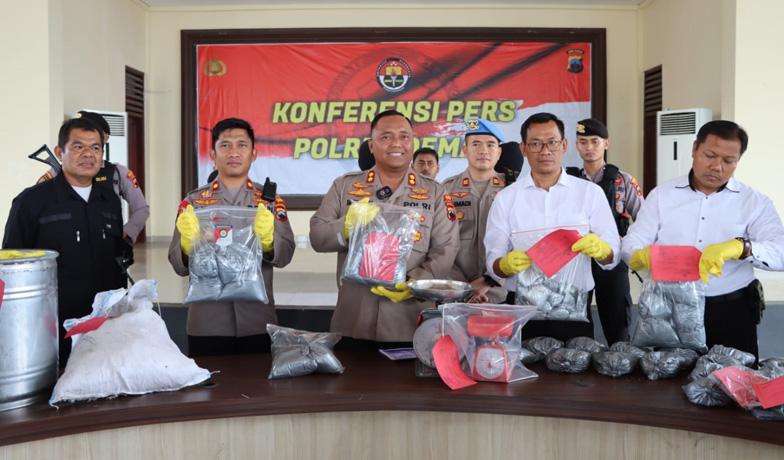  Polres Demak Tangkap 4 Penjual Obat Petasan, Sita 40 Kilogram Bahan Peledak 