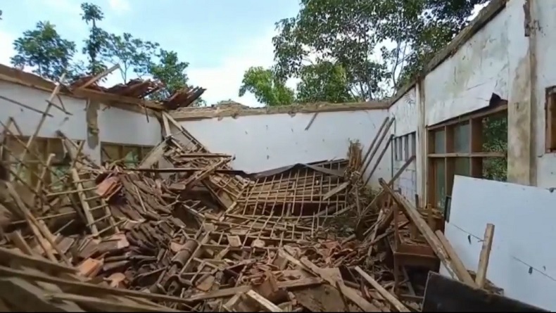 Atap Ruas Kelas SDN Kadongdong 2 Garut Ambruk akibat Diterpa Hujan Deras