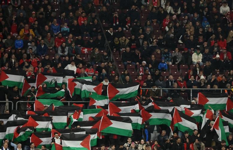 Suporter Swiss Kibarkan Bendera Palestina saat Israel Kalah di Kualifikasi Euro 2024