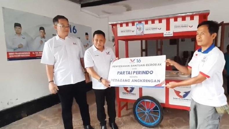 Dapat Gerobak dari Partai Perindo, Pedagang Angkringan di Purbalingga Sumringah