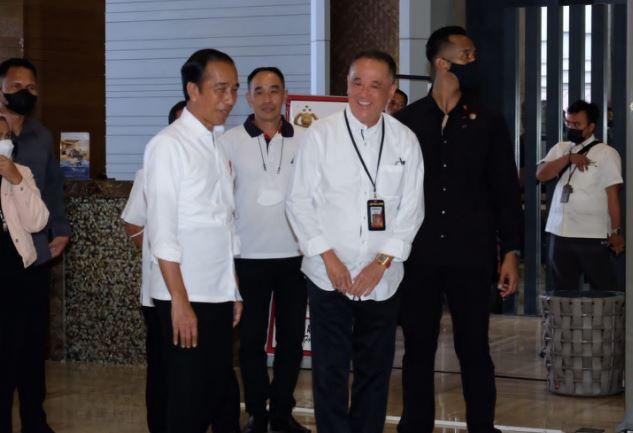 Ketum PSMTI Wilianto Tanta Sambut Presiden Jokowi di Hotel Rinra Makassar
