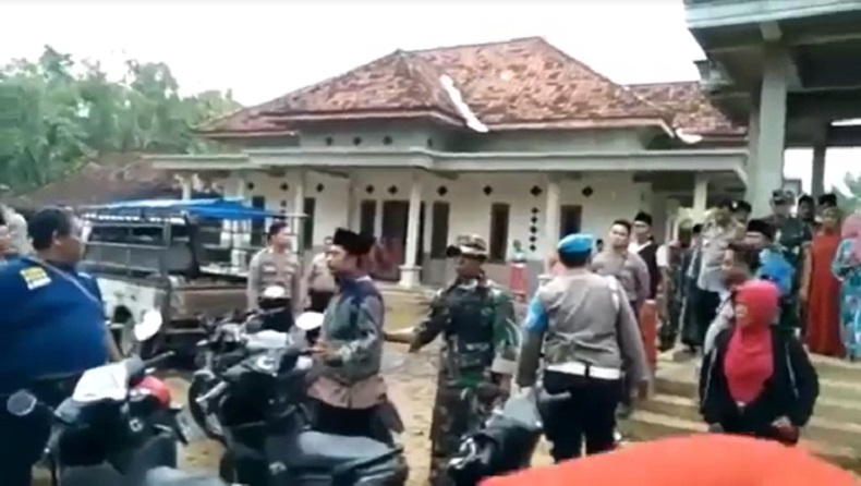 Mencekam, Puluhan Warga di Bangkalan Datangi Panitia Pilkades Bawa Celurit