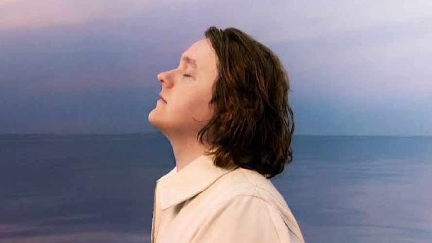 Lirik Lagu Someone You Loved-Lewis Capaldi dan Terjemahan, Pernah Di-Cover Rosé Blackpink Lho!