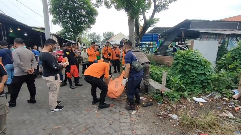 Surabaya Gempar, Mayat Pemuda Ditemukan Tergeletak dalam Selokan