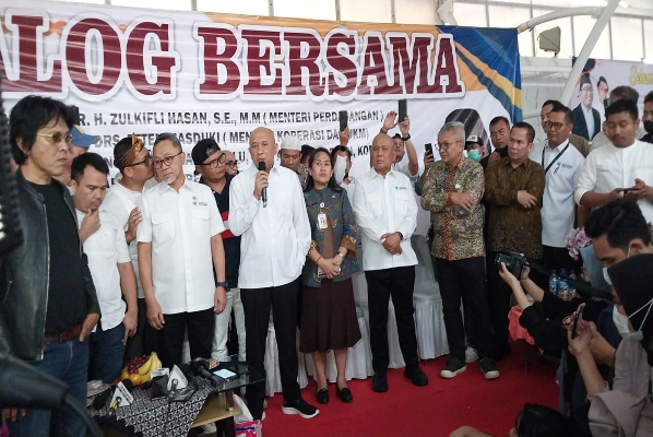 Menkop di Depan Pedagang Pakaian Bekas Impor: Kita Pikirkan Sama-sama Bagaimana Solusinya
