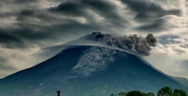 Gunung Merapi 2 Kali Luncurkan Awan Panas Dalam 15 Menit, Terjauh 2 Km