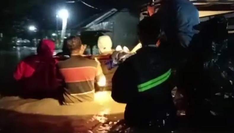 Banjir Kepung Cirebon, Ribuan Rumah Terendam hingga Ketinggian 1,5 Meter