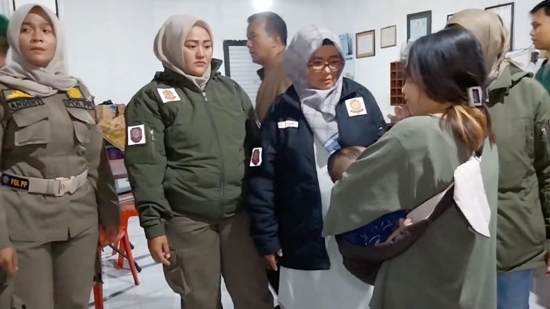 Digerebek Satpol PP, PSK di Bukittinggi Sembunyi di Toilet Hotel sambil Gendong Bayi