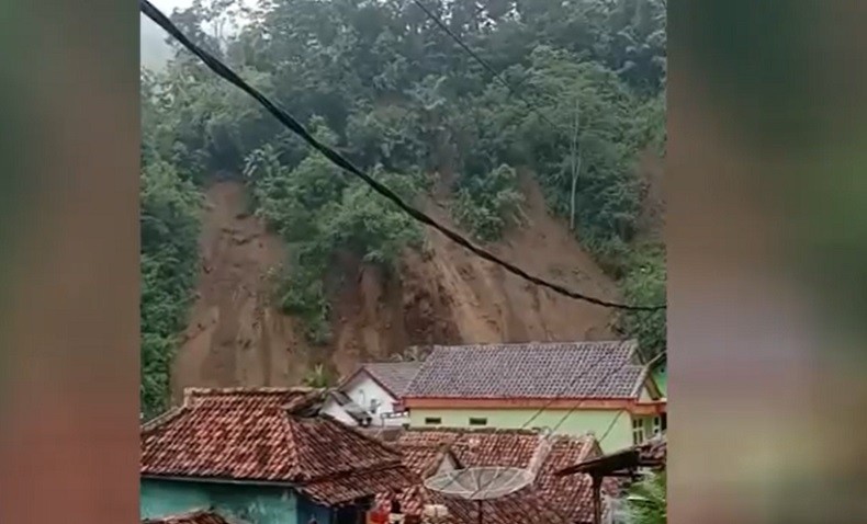 Diguyur Hujan Lebat, Tebing Setinggi 100 Meter di Maleber Kuningan Longsor
