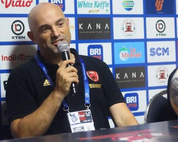 Salut! Bernardo Tavares Lelang Celana hingga Trofi untuk Bantu Keuangan PSM