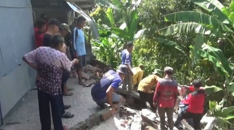 Rumah Warga di Madiun Roboh gegara Tanah Ambles usai Diguyur Hujan