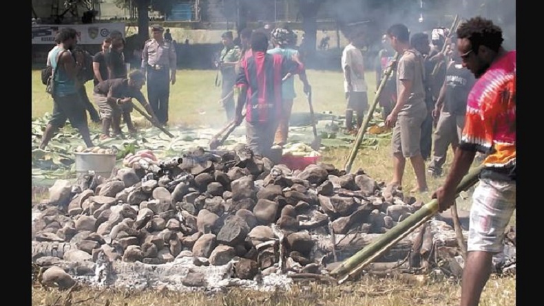 Tradisi Ramadhan di Papua, Ada Bakar Batu Bersama Umat Islam dan Kristen